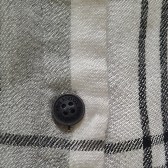 Frye & Co. Black, White, and Grey Flannel Button Down - Size XL - Picture 4 of 10